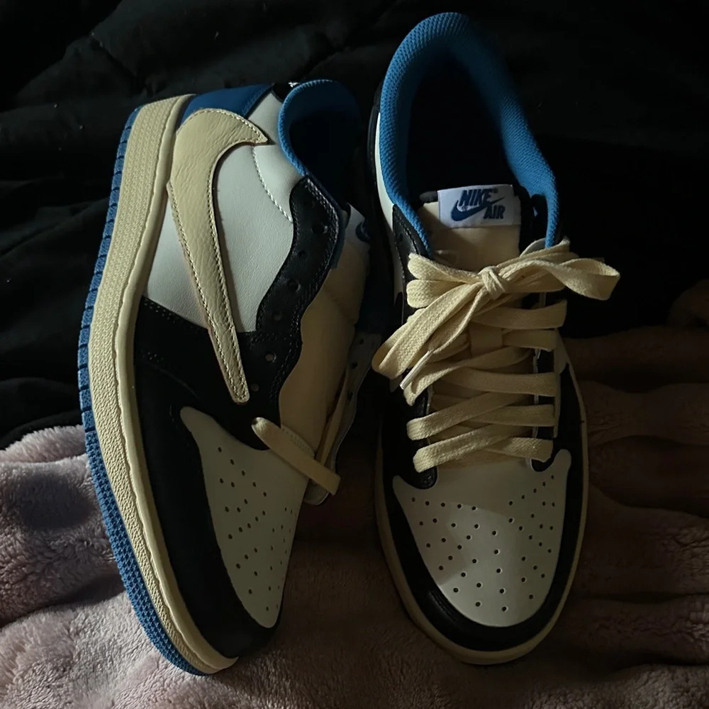 Nike Low Top Sneakers - White, Black & Blue